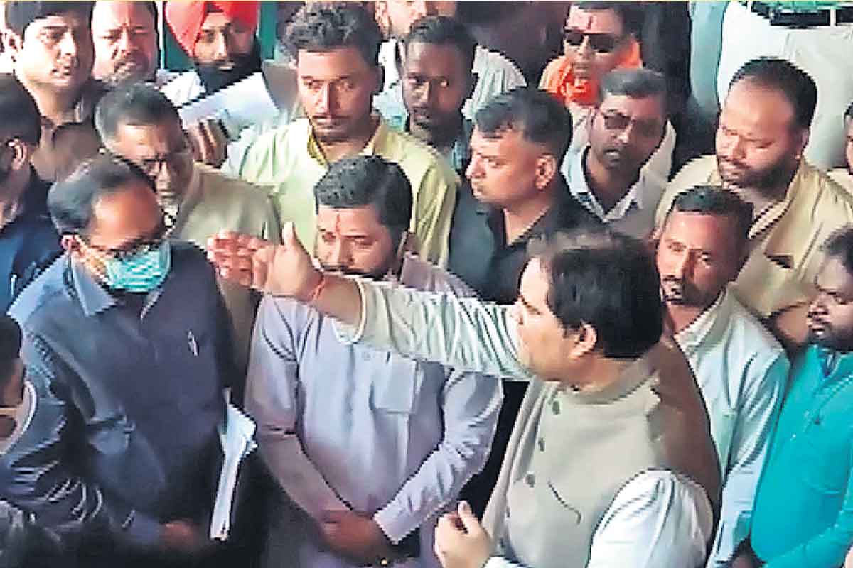 యూపీ సర్కారు.. దళారులతో కుమ్మక్కు