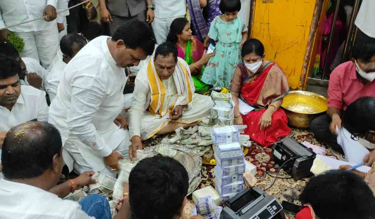 యాదాద్రికి మంత్రి మ‌ల్లారెడ్డి 3 కిలోల బంగారం  విరాళం