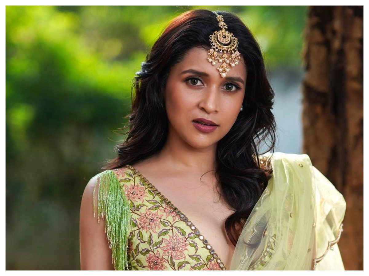 Mannara Chopra | అందంతో ఆకట్టుకుంటున్న మన్నారా చోప్రా..