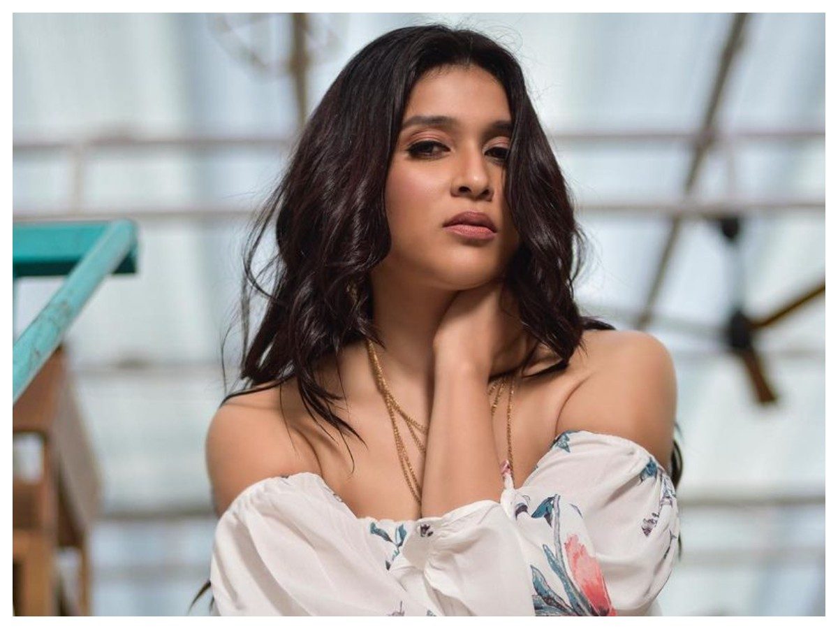 Mannara Chopra | మన్నారా చోప్రా అందాల ఆర‌బోత అదుర్స్ …