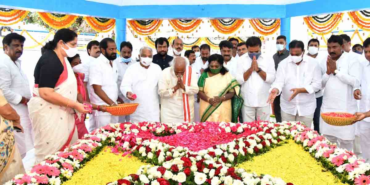 మహాత్ముడికి నివాళులర్పించిన మంత్రి సత్యవతి