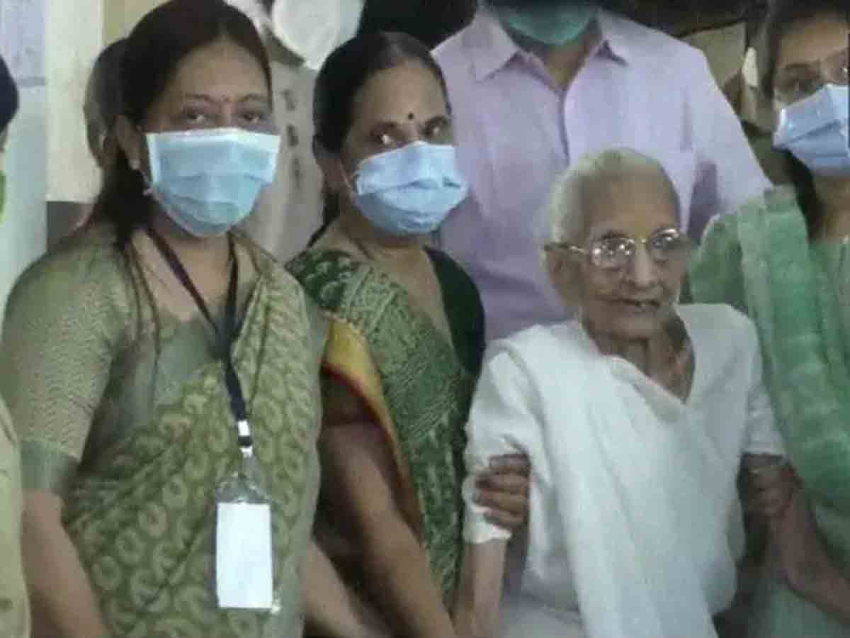Gandhinagar Municipal Polls: ఓటు వేసిన మోదీ తల్లి హీరాబెన్‌