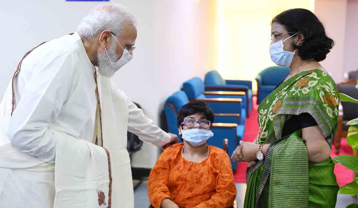 100 కోట్ల మార్క్.. దివ్యాంగురాలిని దీవించిన ప్ర‌ధాని మోదీ