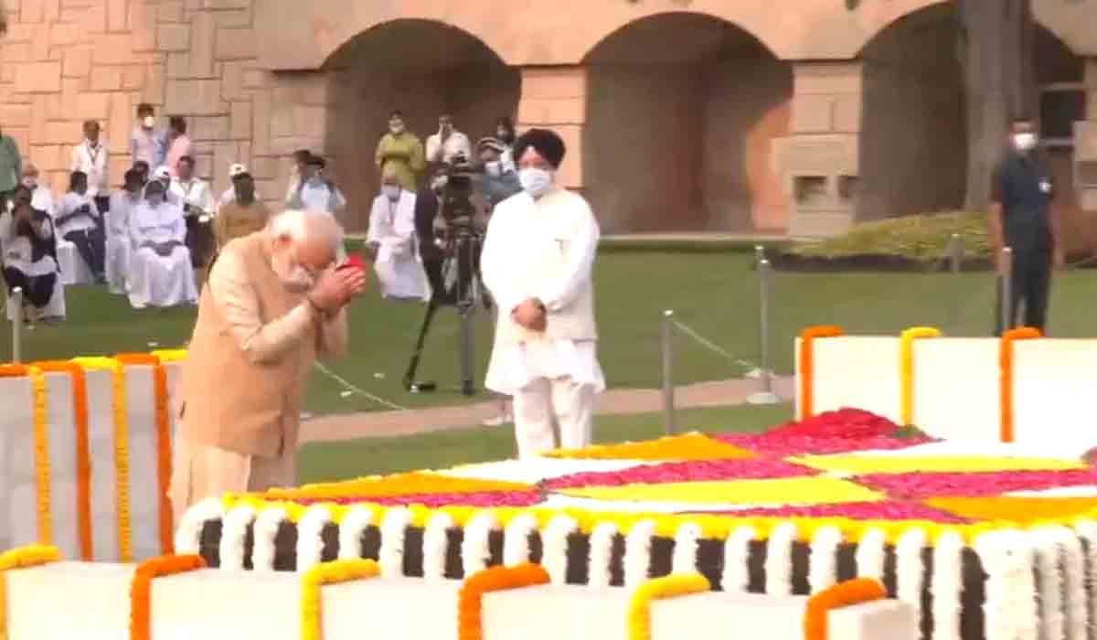 మ‌హాత్ముడికి ఘ‌న నివాళుల‌ర్పించిన రాష్ట్ర‌ప‌తి, ప్ర‌ధాని