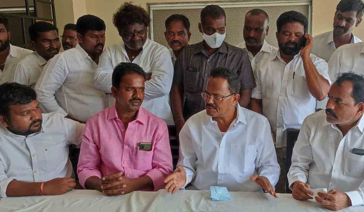 ఈట‌ల‌ను అడుగ‌డుగునా అడ్డుకోవాలి.. మోత్కుప‌ల్లి పిలుపు