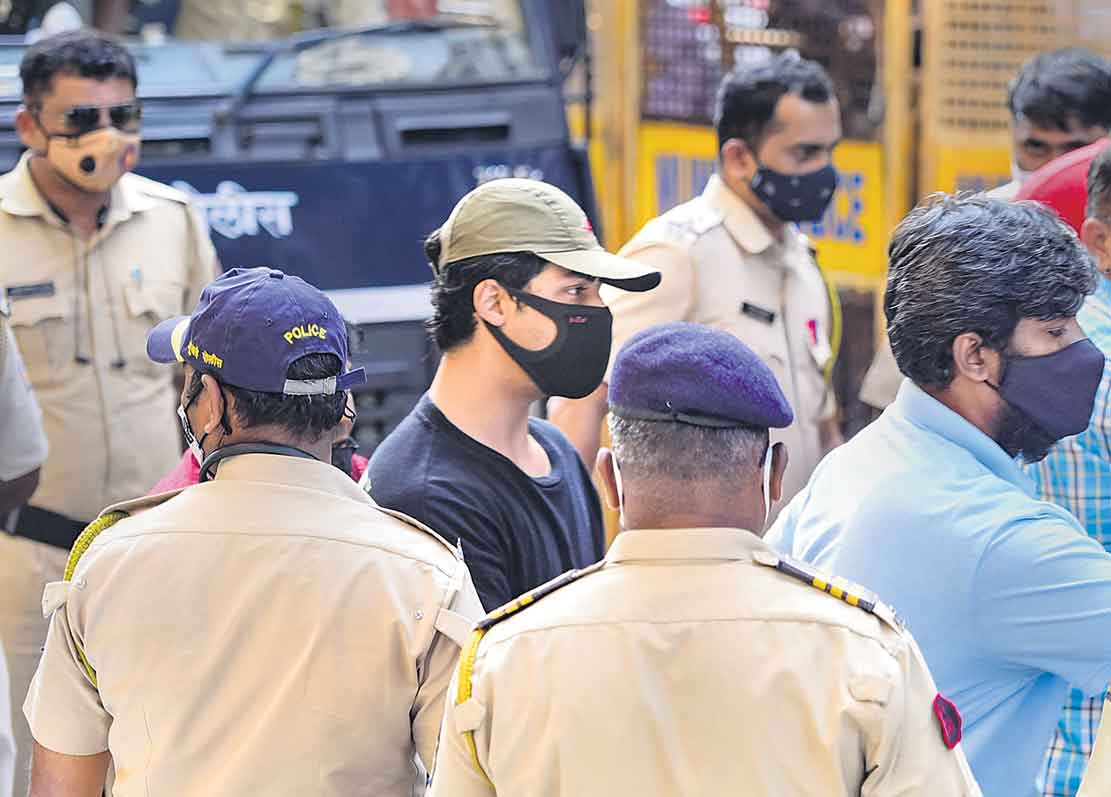 షారుక్‌ కొడుకు అరెస్ట్‌