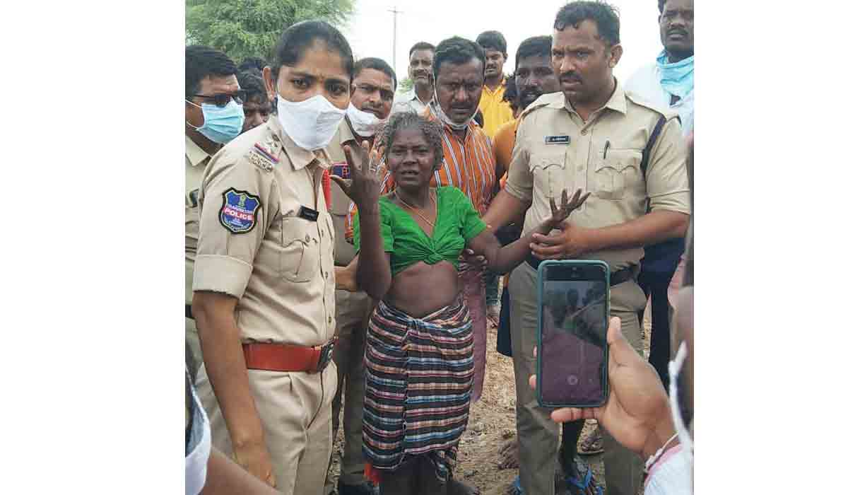 మూసీవాగులో చిక్కుకున్న మహిళ.. రక్షించిన పోలీసులు