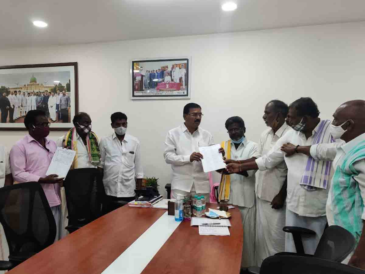 నకిలీ పత్తి విత్తనాలు అంటగట్టారని మంత్రి నిరంజన్‌రెడ్డికి ఫిర్యాదు