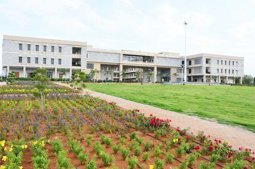 కామారెడ్డి కలెక్టరేట్‌లో పరుచుకున్న పచ్చదనం