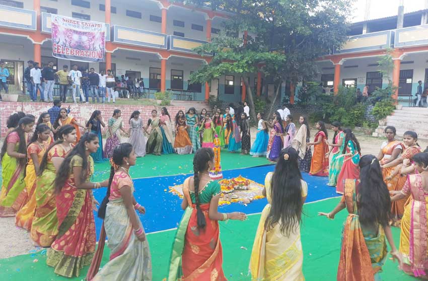 సంబురంగా బతుకమ్మ వేడుకలు