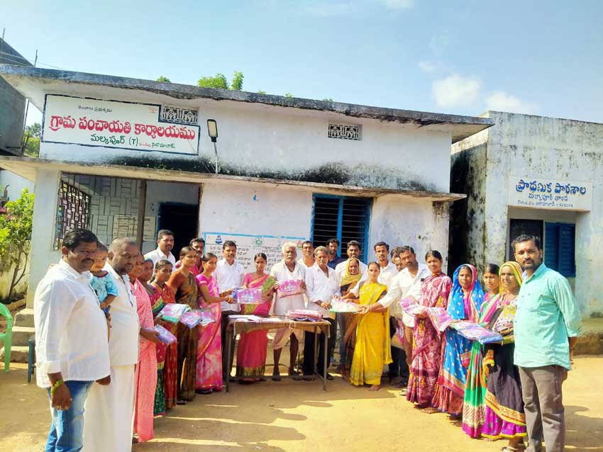 గ్రామాల్లో బతుకమ్మ చీరల పంపిణీ