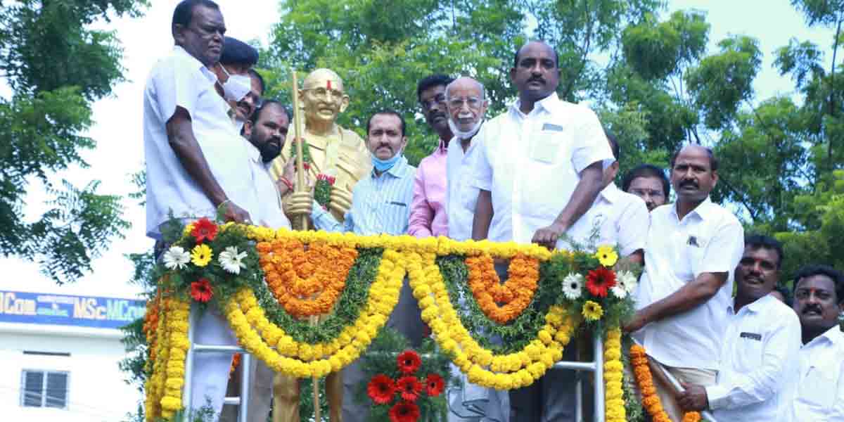 గాంధీజీకి నల్లగొండ ఎమ్మెల్యే భూపాల్రెడ్డి, కలెక్టర్ ప్రశాంత్ పాటిల్ ఘన నివాళులు