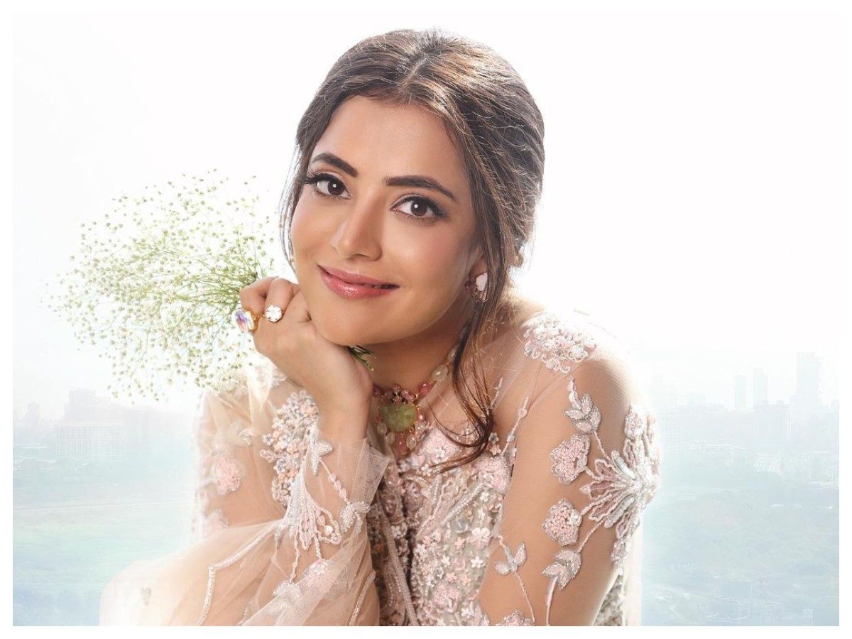 Nisha Aggarwal | వైట్ డ్రెస్‌లో నిషా అగర్వాల్ అందమైన ఫొటోలు