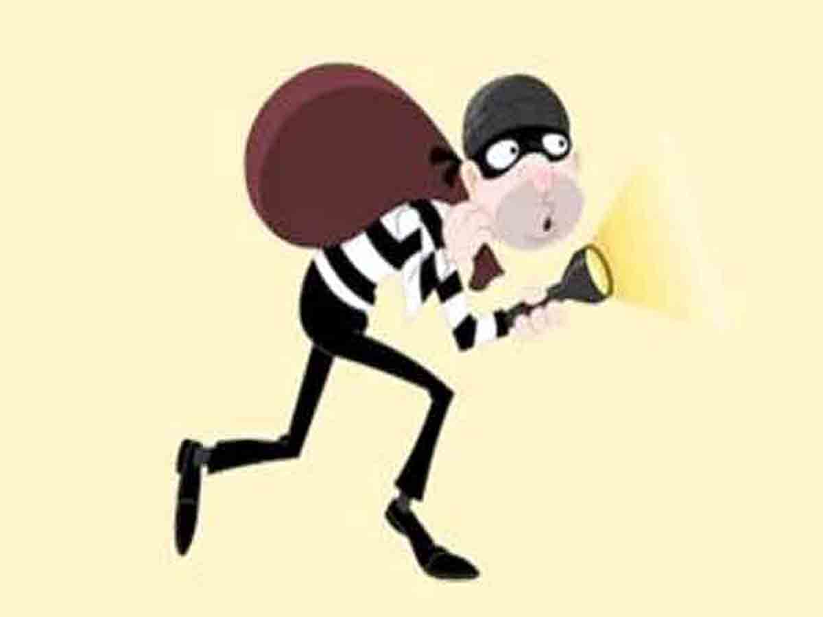 Crime : తాళం వేసిన ఇంట్లో చోరీ