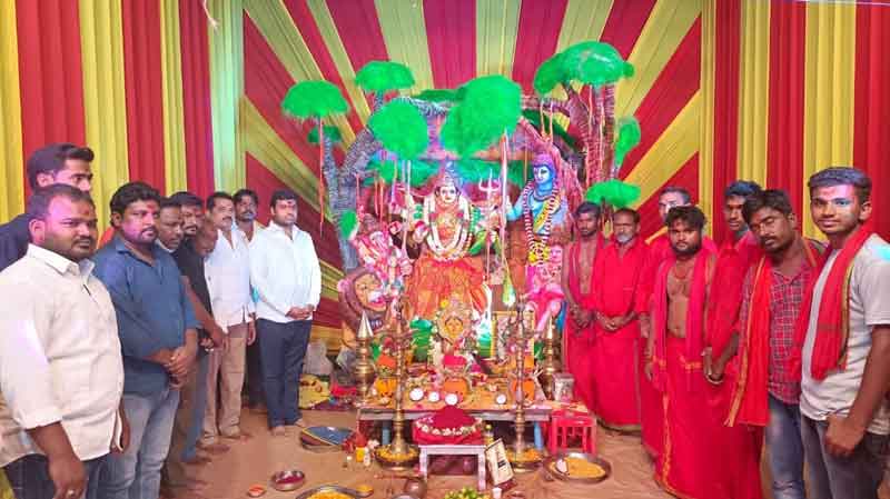 దుర్గాదేవీకి ప్రత్యేక పూజలు