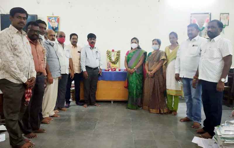 మహనీయులను ఆదర్శంగా తీసుకోవాలి