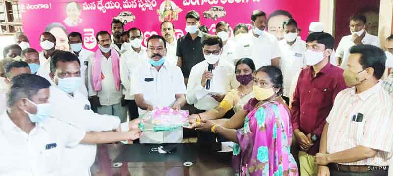 ఆడబిడ్డలకు బతుకమ్మ కానుక