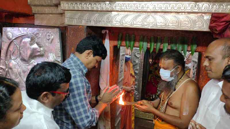 అంజన్న సన్నిధిలోఎంపీ సంతోష్‌కుమార్‌