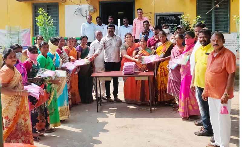 ఆడబిడ్డలకు బతుకమ్మ కానుక