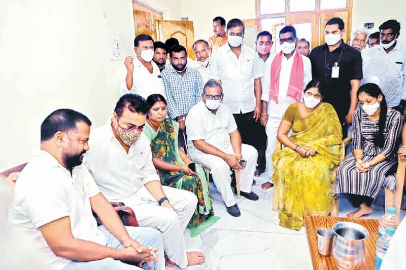 ఓదార్చి..భరోసానిచ్చి