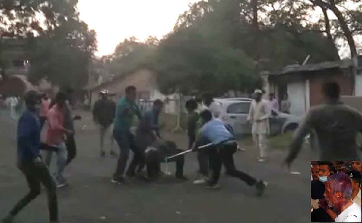 Attack on Prakash Jha | ప్ర‌కాశ్‌ఝాపై బ‌జ‌రంగ‌ద‌ళ్ ఇంక్ దాడి.. ఎందుకంటే?!