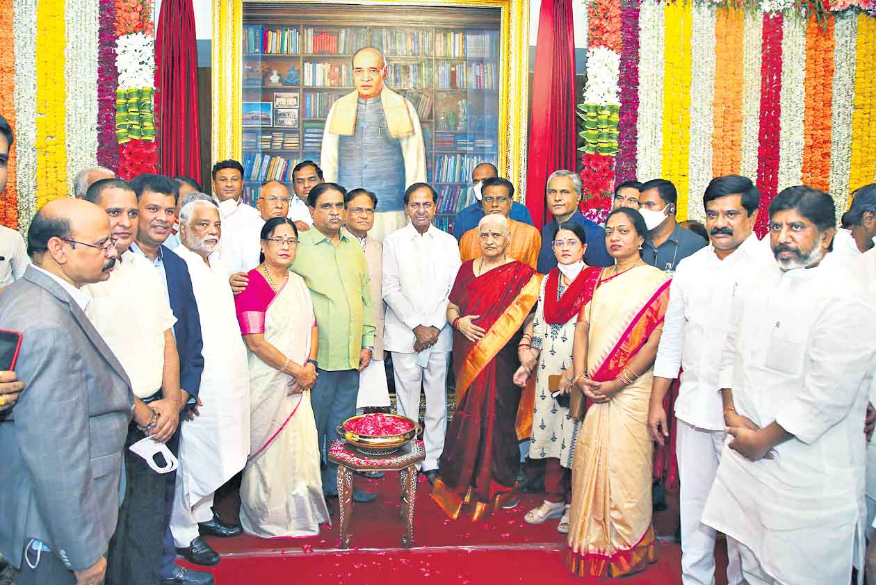 శాసనసభ లాబీలో పీవీ చిత్రపటం