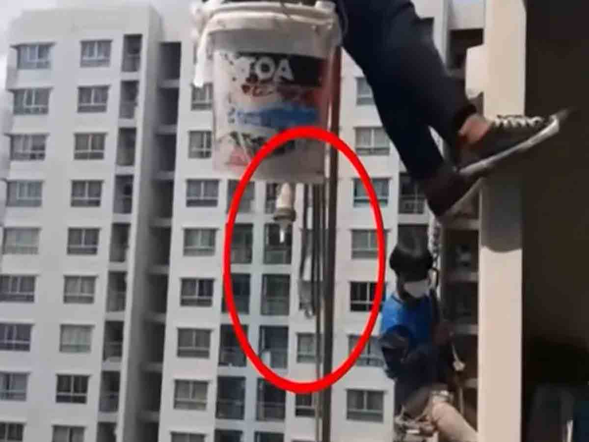 సపోర్ట్‌ తాడును కోసిన మహిళ.. ఎత్తైన భవనంపై వేలాడిన పెయింటర్స్‌