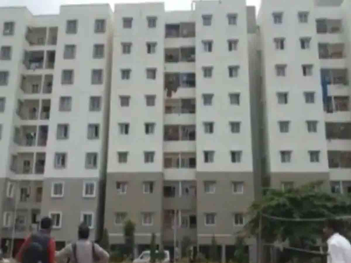 ఒరుగుతున్న కొత్తగా నిర్మించిన పోలీస్‌ క్వార్టర్ బిల్డింగ్