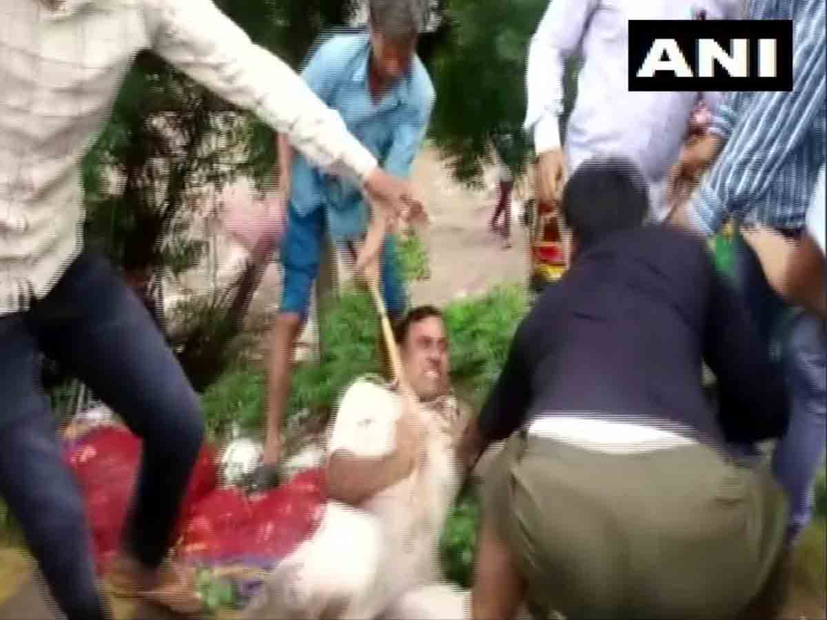 రోడ్డు మధ్యలో బైక్‌ పార్కింగ్‌.. అడిగిన ట్రాఫిక్‌ పోలీస్‌పై వ్యక్తి దాడి