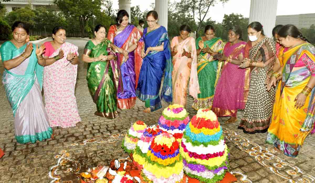 ప్రగతిభవన్‌లో సద్దుల బతుకమ్మల సంబురాలు