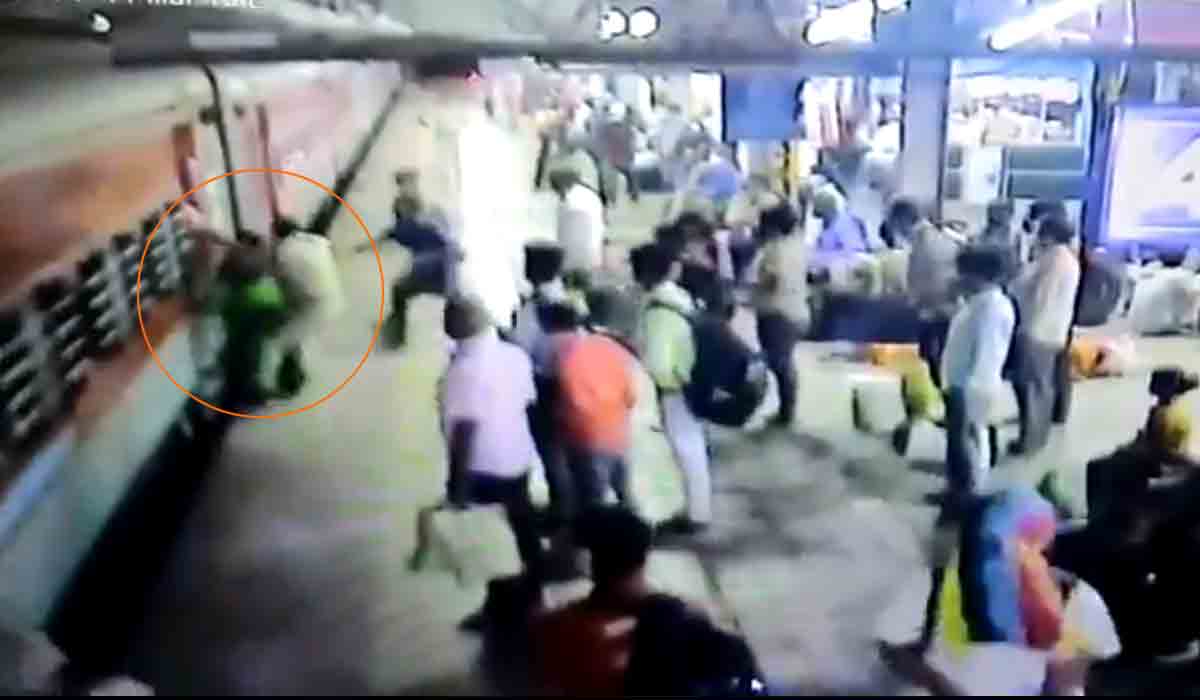 గ‌ర్భిణి ప్రాణాలు కాపాడిన‌ రైల్వే కానిస్టేబుల్.. వీడియో