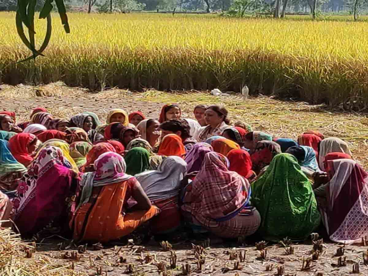 మహిళా రైతులను కలిసిన ప్రియాంక గాంధీ.. కాంగ్రెస్ విధానాలపై చర్చ