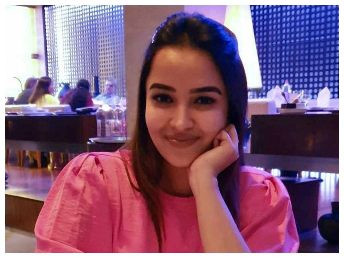 Pujita Ponnada | పిక్ డ్రెస్‌లో పూజిత అందమైన ఫొటోలు..