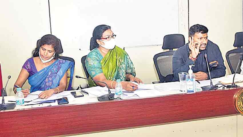 ప్రత్యామ్నాయ పంటలు పండించేలా రైతులకు అవగాహన కల్పించాలి