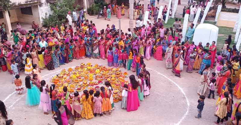 పల్లె వాకిళ్లు పూల సింగిళ్లు