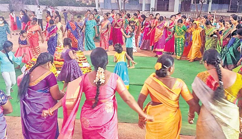 బతుకమ్మ బతుకమ్మ ఉయ్యాలో..