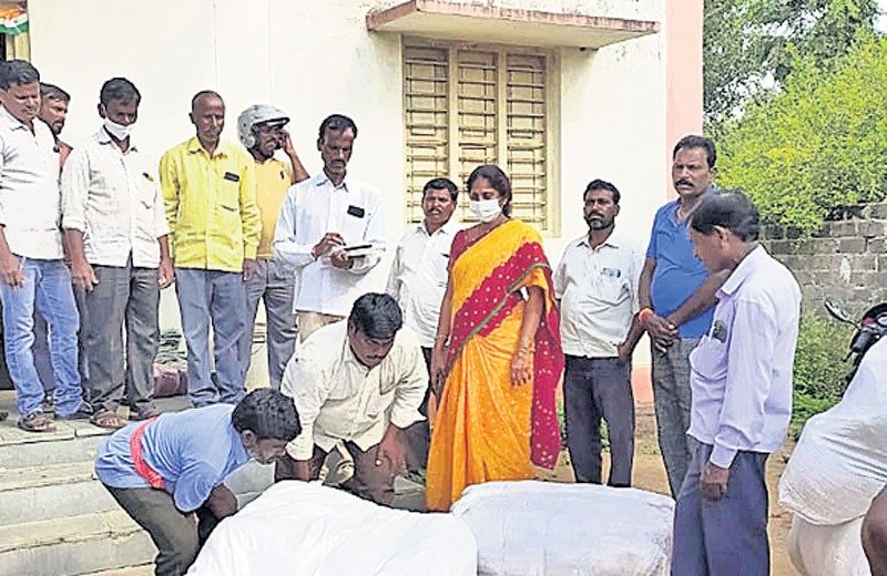 పంపిణీకి సిద్ధంగా బతుకమ్మ చీరలు