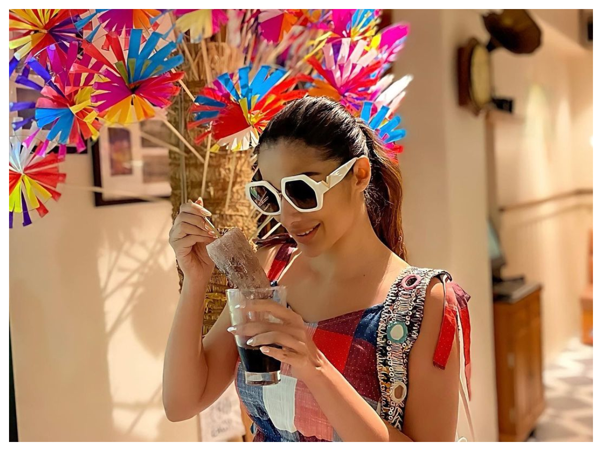 Raai Laxmi | కలర్ ఫుల్‌ డ్రెస్‌లో కైపెక్కిస్తున్న రాయ్‌ లక్ష్మీ…