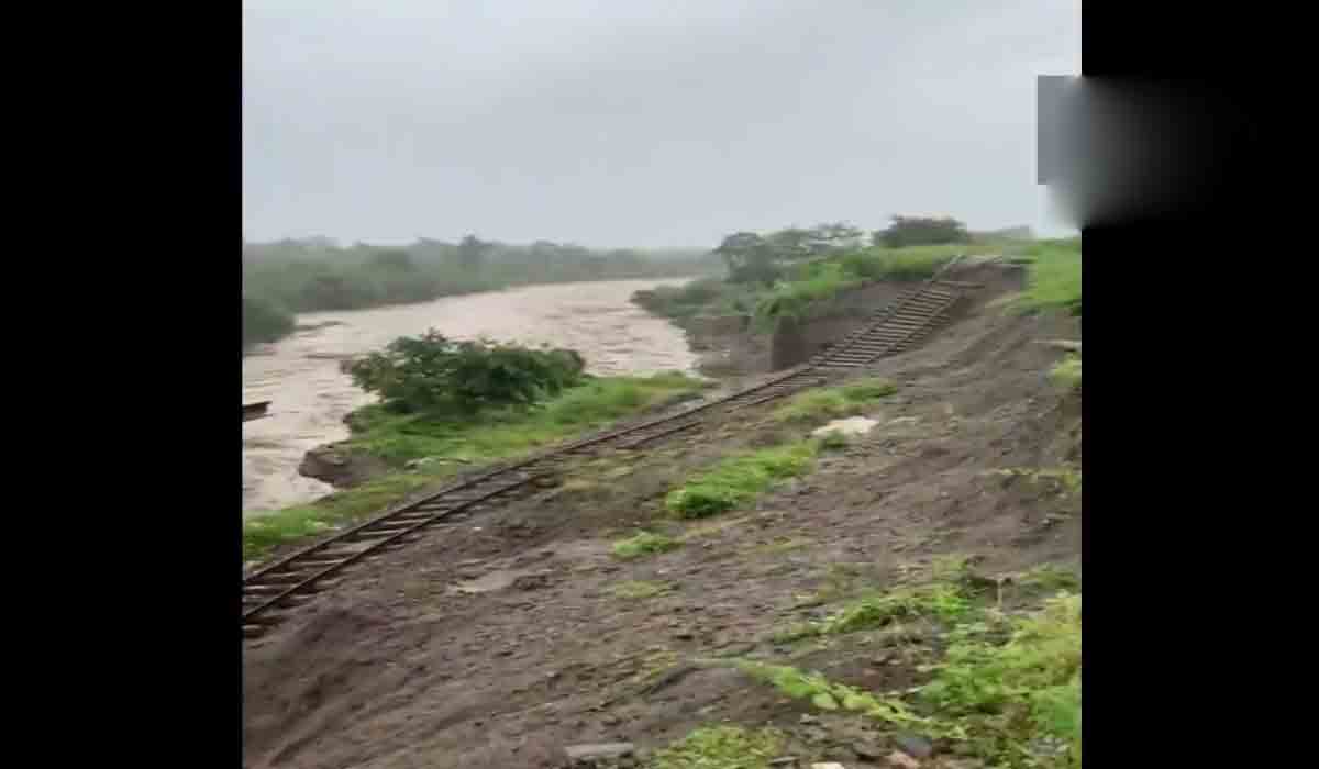 గౌలా న‌దిలో వ‌ర‌ద ఉధృతి.. పూర్తిగా ధ్వంస‌మైన రైల్వేట్రాక్‌.. వీడియో