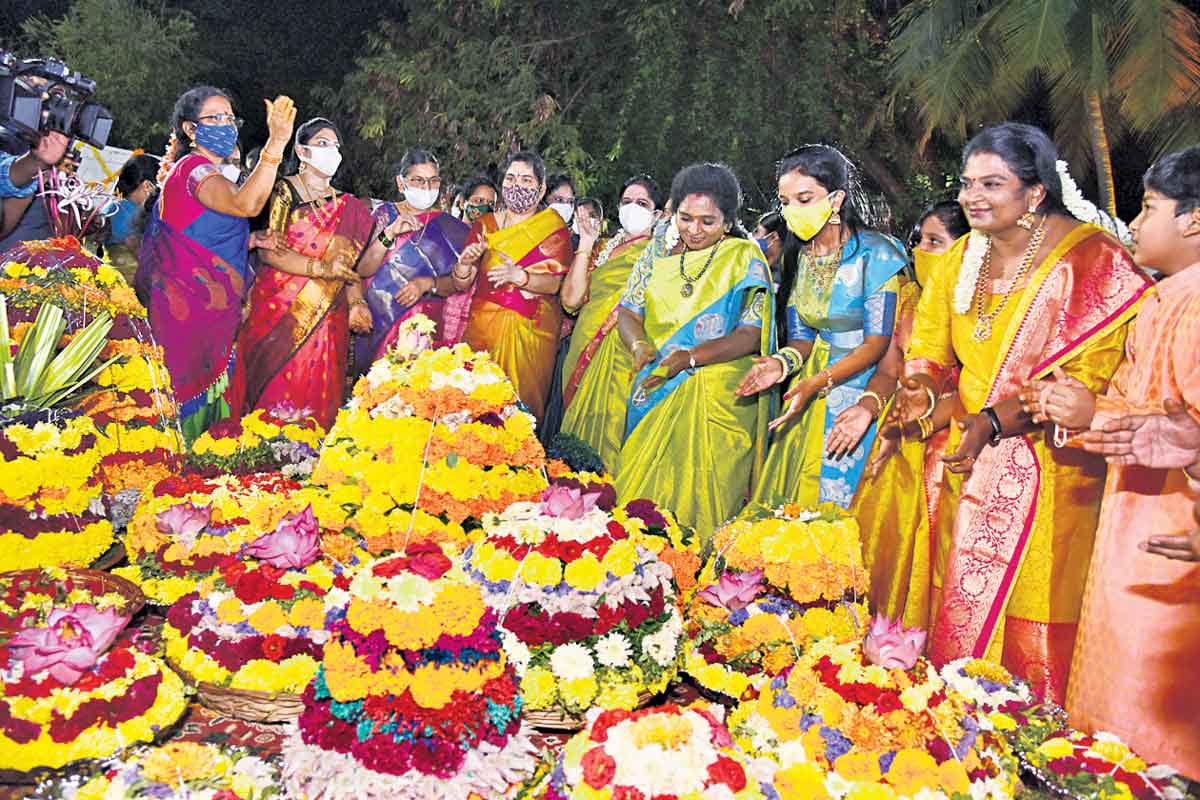 నగరంలో ఘనంగా ఎంగిలిపూల బతుకమ్మ