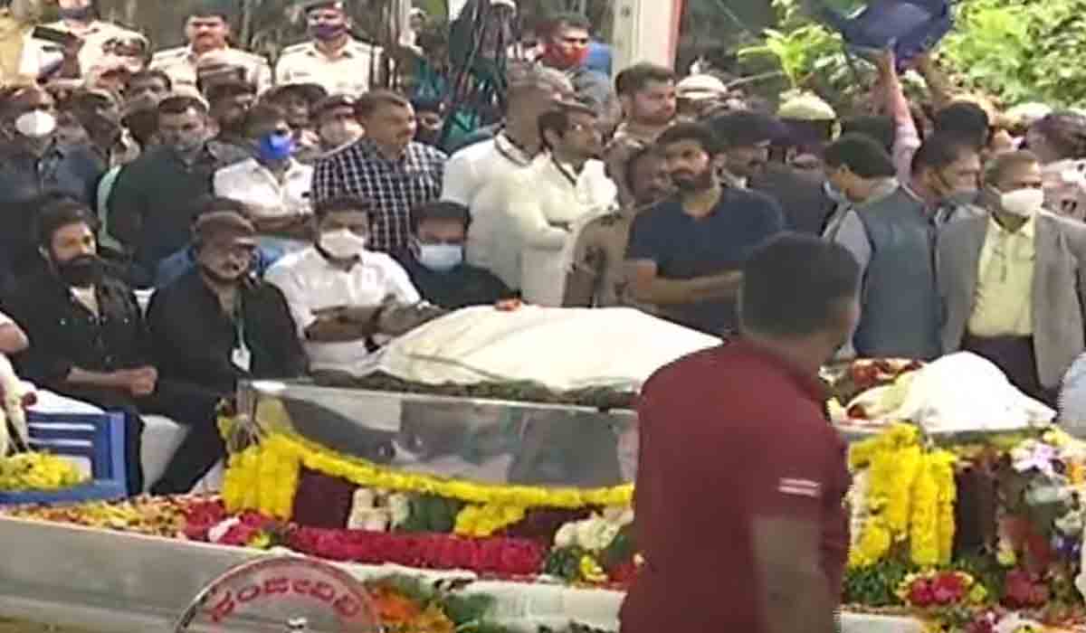 పునీత్‌ రాజ్‌కుమార్‌ అంత్యక్రియలు ప్రారంభం..