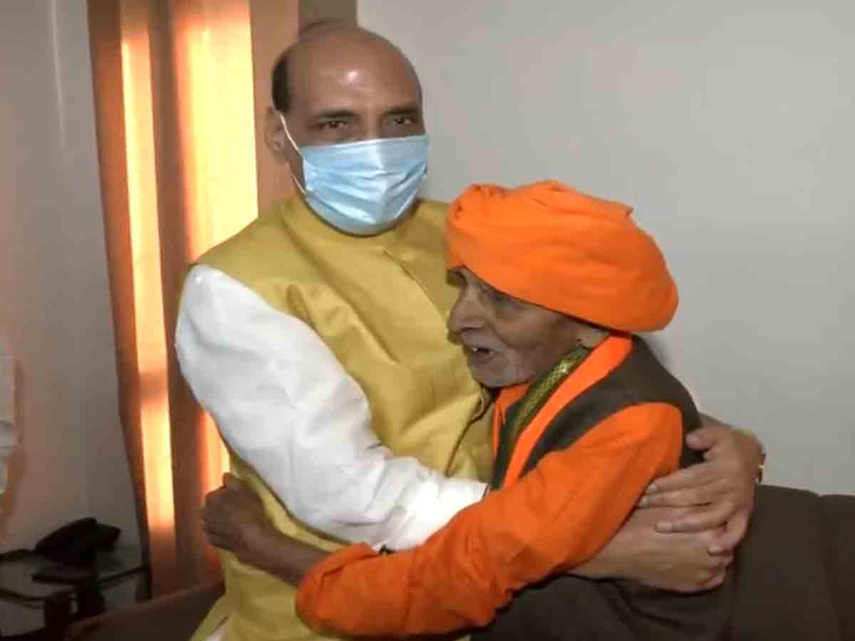 బీజేపీ వృద్ధ కార్యకర్త, జన సంఘ్‌ మాజీ ఎమ్మెల్యేను కలిసిన రాజ్‌నాథ్‌