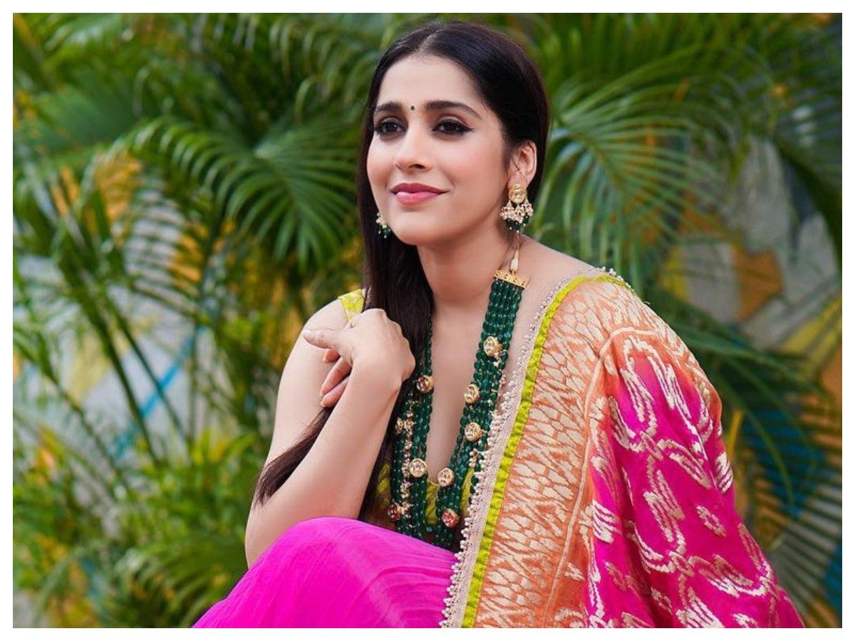 Rashmi Gautam | అందంతో ఆకట్టుకుంటున్న రష్మి గౌతమ్..