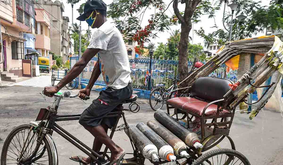 రూ.3 కోట్లు చెల్లించు.. రిక్షా కార్మికుడికి ఐటీ శాఖ నోటీసులు