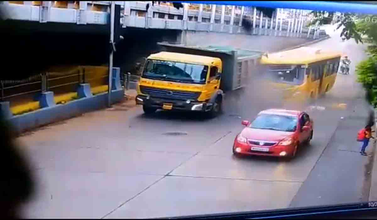 Road accident: ట్ర‌క్కును వేగంగా ఢీకొట్టిన బ‌స్సు ..వీడియో