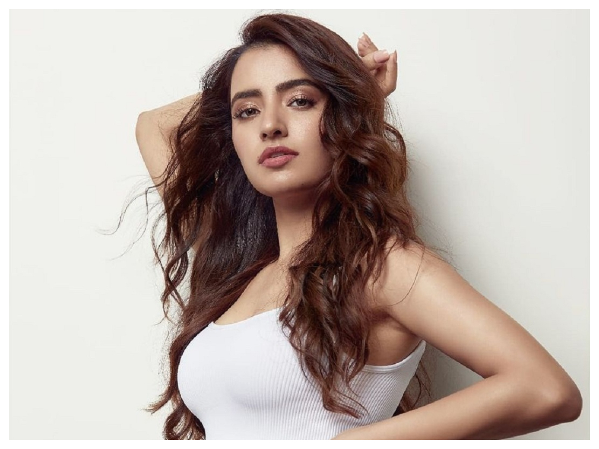 Rukshar Dhillon | క్యూట్ క్యూట్ అందాలతో అలరిస్తున్న రుక్సర్‌ ధిల్లాన్‌..