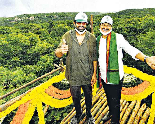 మొక్కలు నాటి..ఎల్లలు దాటి