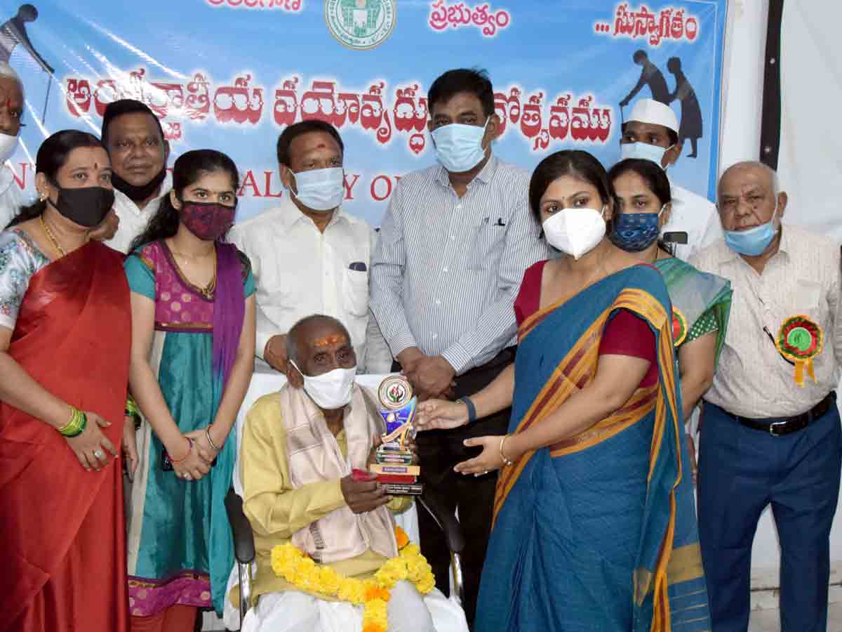 వృద్ధులకు న్యాయపరమైన సహాయం అందిస్తాం..