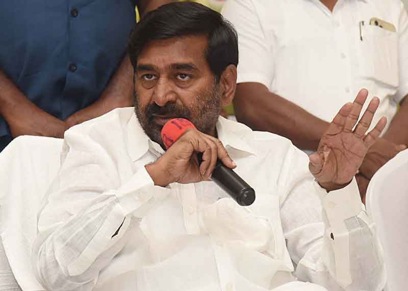 సిగ్గు లేకుండా దీక్షలా?