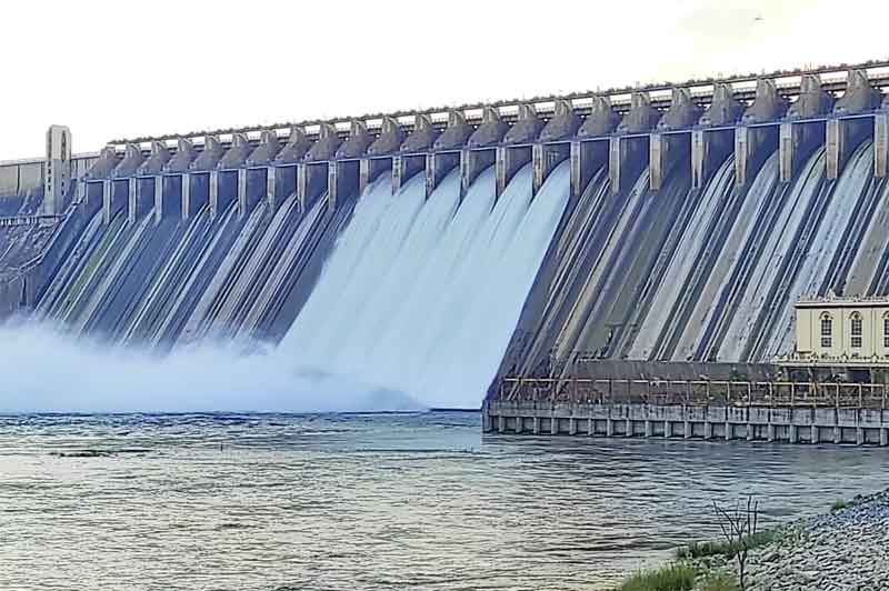 6 క్రస్ట్‌ గేట్ల ద్వారా సాగర్‌ నీటి విడుదల